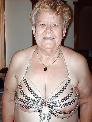 pulchritudinous busty housewife