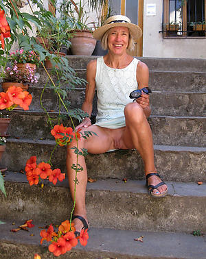 naughty full-grown mom upskirt