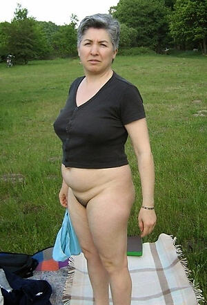 photoshooting with hot older moms