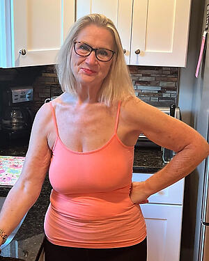 bare-ass sexy granny in glasses porn pics