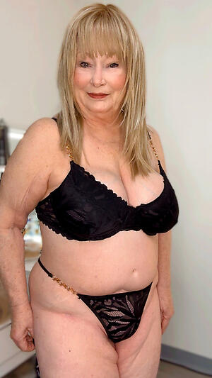 fagged granny interior poses naked